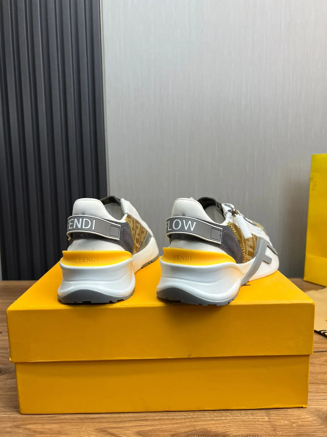 Fendi حذاء رياضي سميك ذهبي رمادي سحاب غير متماثل نسيج جاكارد FF 5