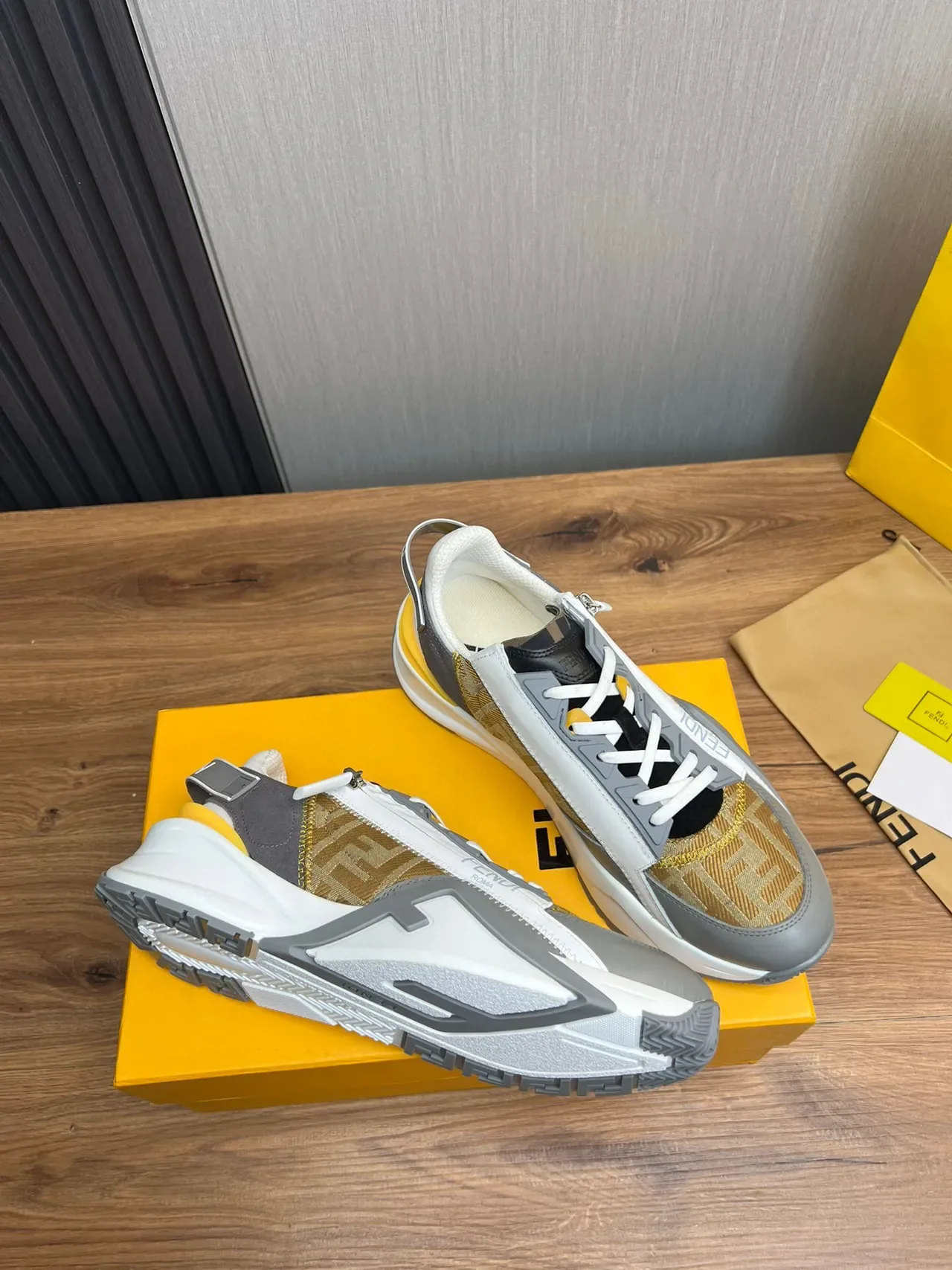 Fendi حذاء رياضي سميك ذهبي رمادي سحاب غير متماثل نسيج جاكارد FF 6