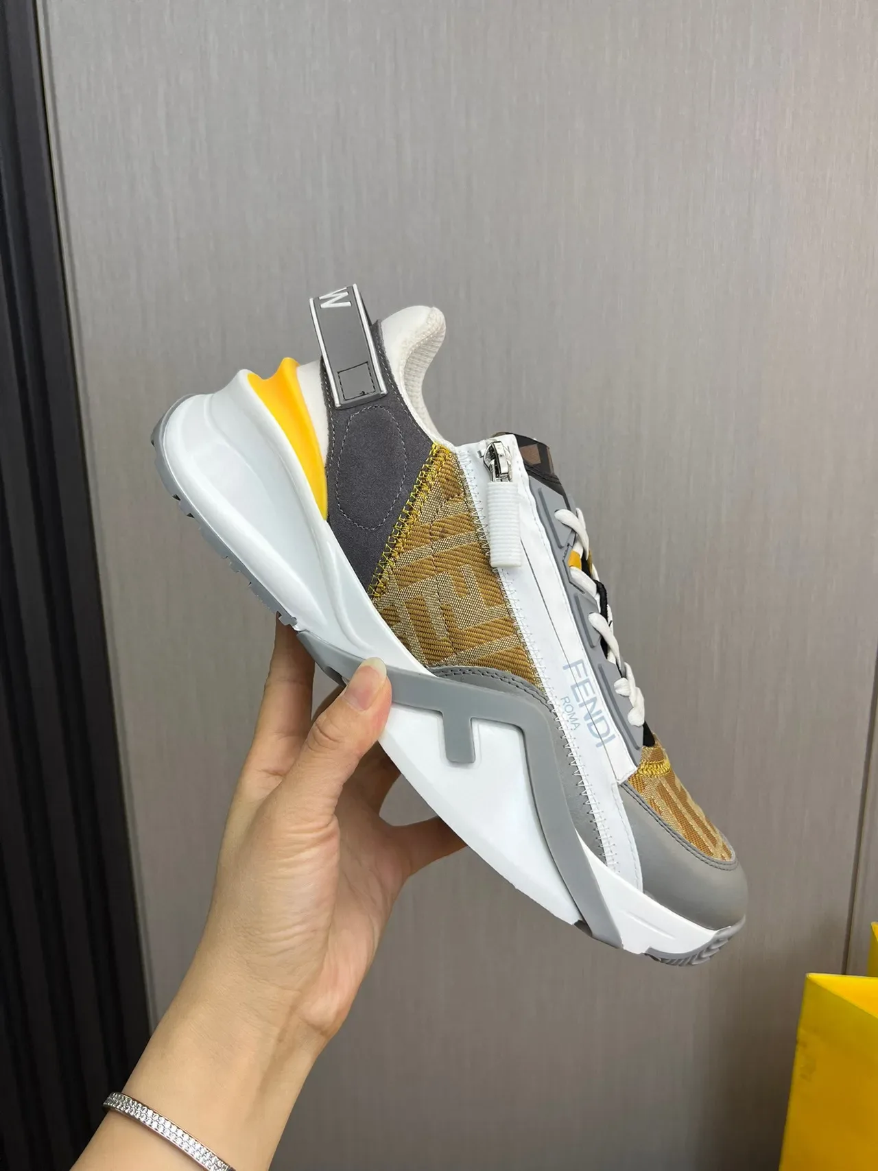 Fendi حذاء رياضي سميك ذهبي رمادي سحاب غير متماثل نسيج جاكارد FF 7
