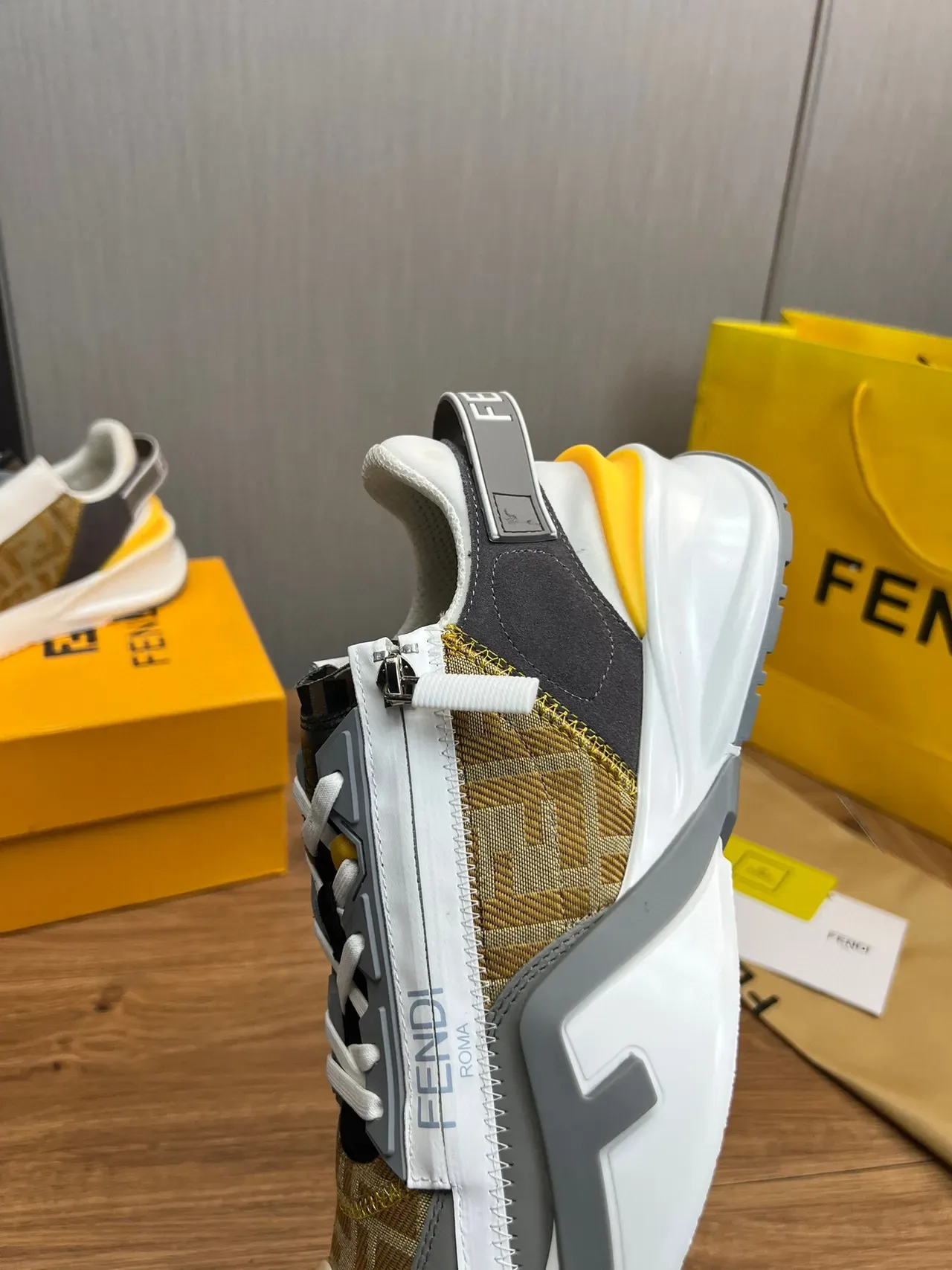 Fendi حذاء رياضي سميك ذهبي رمادي سحاب غير متماثل نسيج جاكارد FF 8