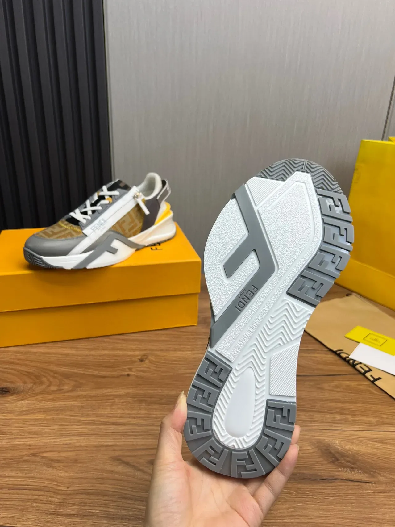 Fendi حذاء رياضي سميك ذهبي رمادي سحاب غير متماثل نسيج جاكارد FF 9