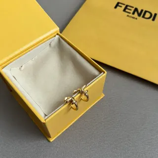 أقراط أذن Fendi مع عقدة بلون ذهبي