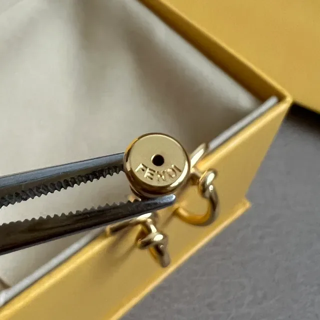 Boucles d'oreilles Fendi à nœud en ton doré 2