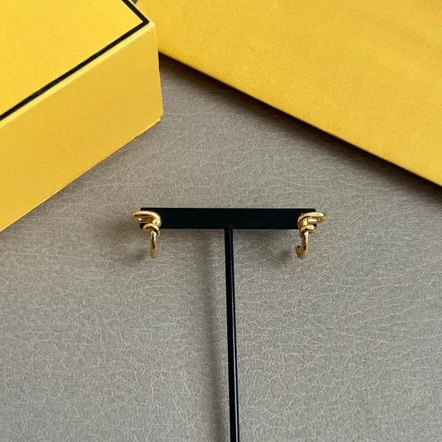 Boucles d'oreilles Fendi à nœud en ton doré 3