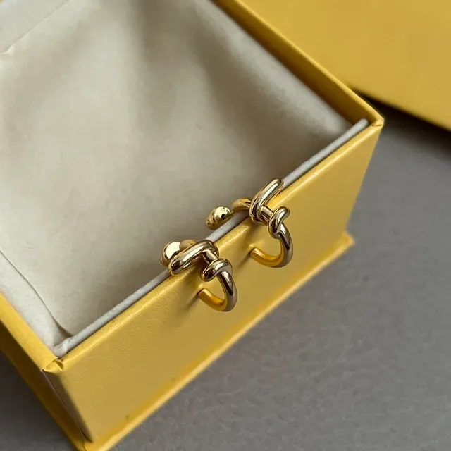 Boucles d'oreilles Fendi à nœud en ton doré 4