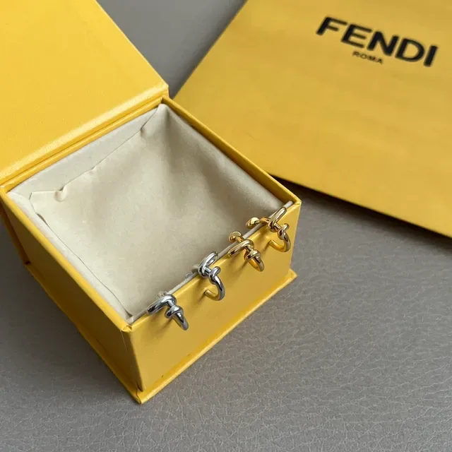 Boucles d'oreilles Fendi à nœud en ton doré 5
