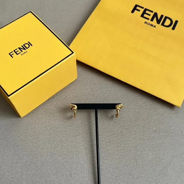 Boucles d'oreilles Fendi à nœud en ton doré 6