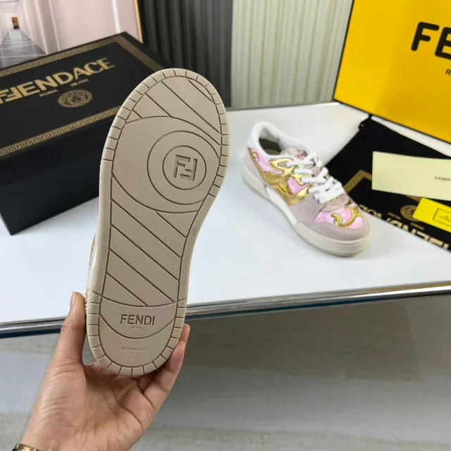 Tênis Fendi Low-Top com Colar Acolchoado em Rosa e Ouro Lifestyle 2