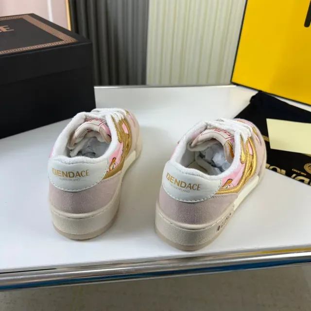 Tênis Fendi Low-Top com Colar Acolchoado em Rosa e Ouro Lifestyle 3