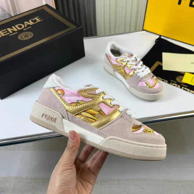 Tênis Fendi Low-Top com Colar Acolchoado em Rosa e Ouro Lifestyle 4