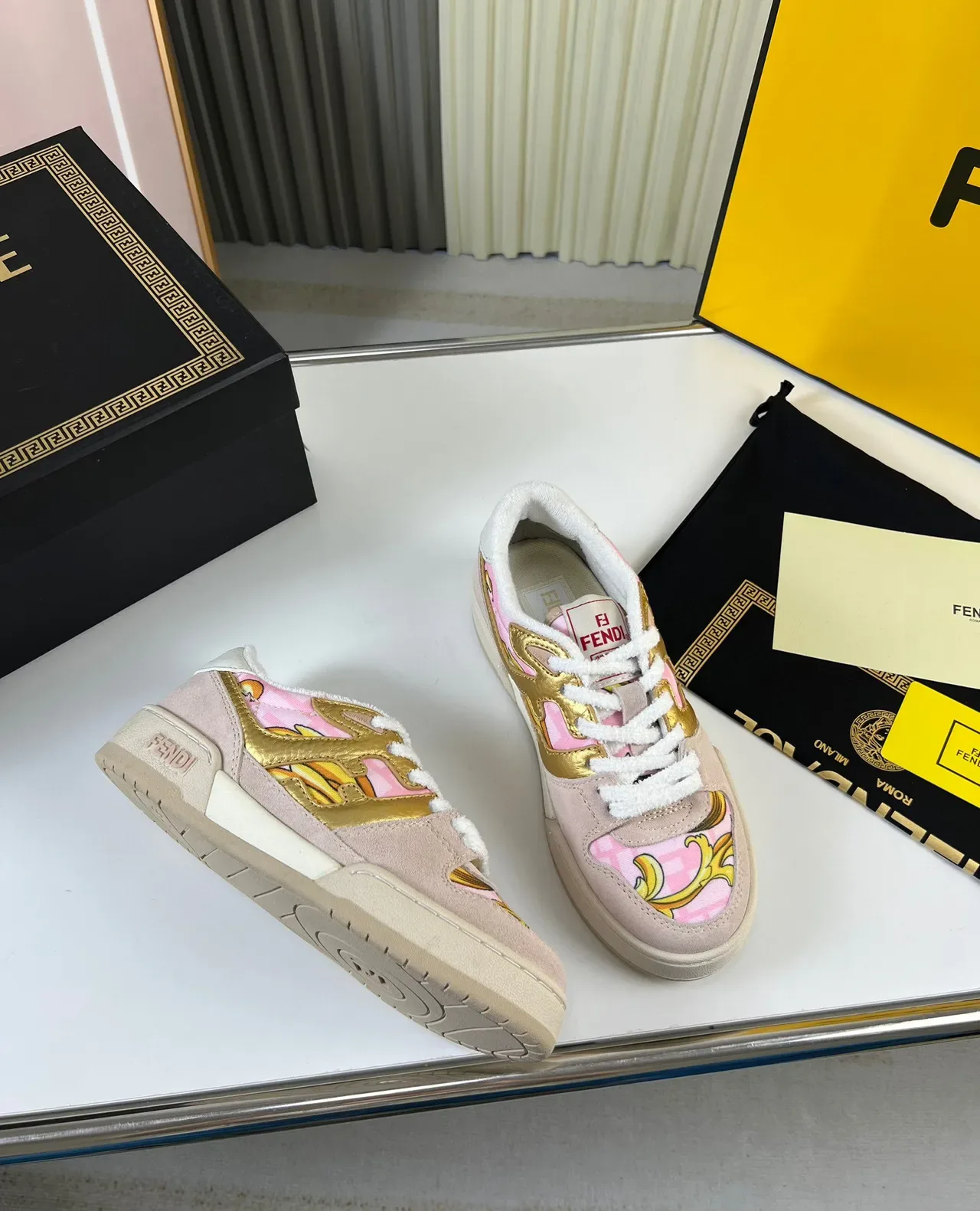 Tênis Fendi Low-Top com Colar Acolchoado em Rosa e Ouro Lifestyle 5