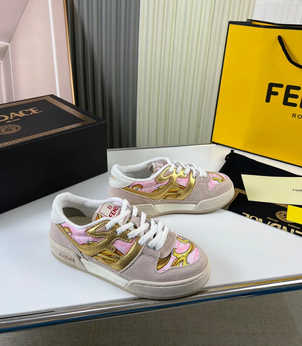 Tênis Fendi Low-Top com Colar Acolchoado em Rosa e Ouro Lifestyle 8