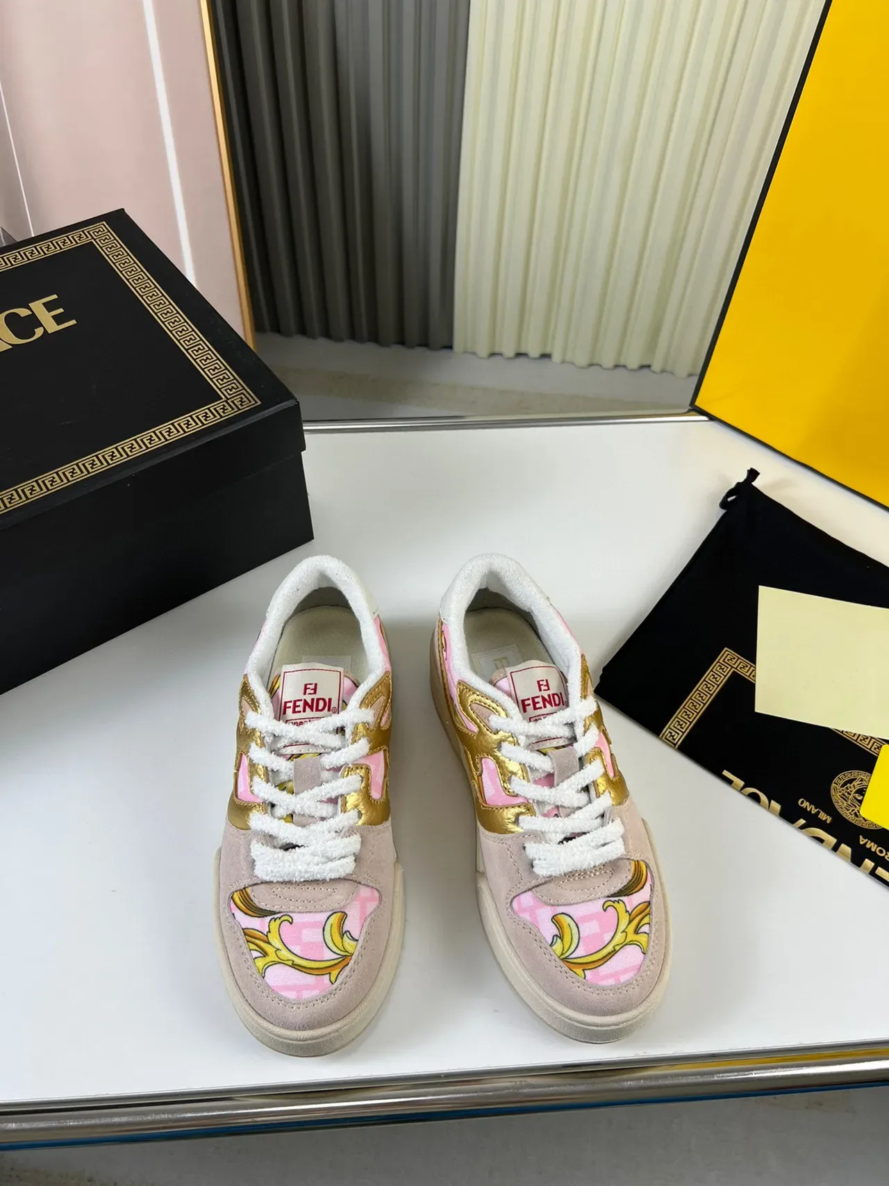 Tênis Fendi Low-Top com Colar Acolchoado em Rosa e Ouro Lifestyle 9