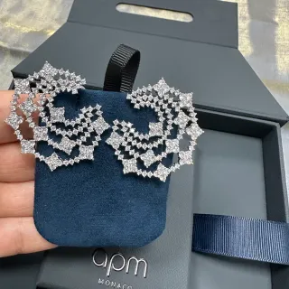 APM Monaco Brincos Ornados Pavé Cristal Floral em Malla Statement