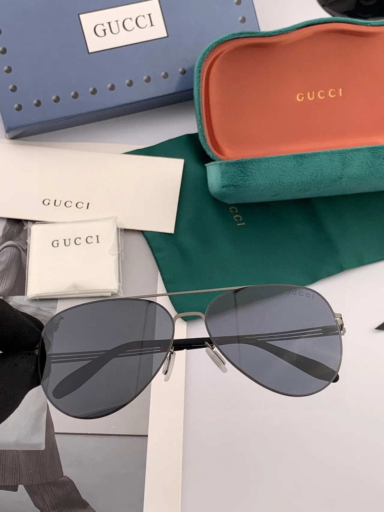 Lunettes de soleil style aviateur avec monture fine en métal noir 7