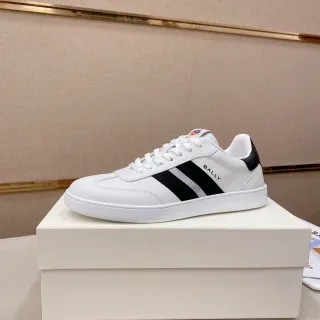 BALLY Sneaker Lifestyle de Cuero con Rayas Blancas y Negras