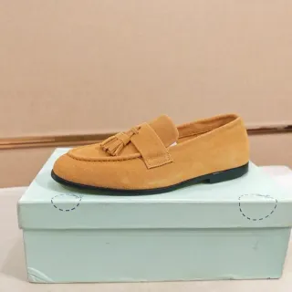 Mocassim de camurça bege e preto com tira de franjas
