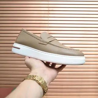 Mocassim bege branco alça penny couro texturizado