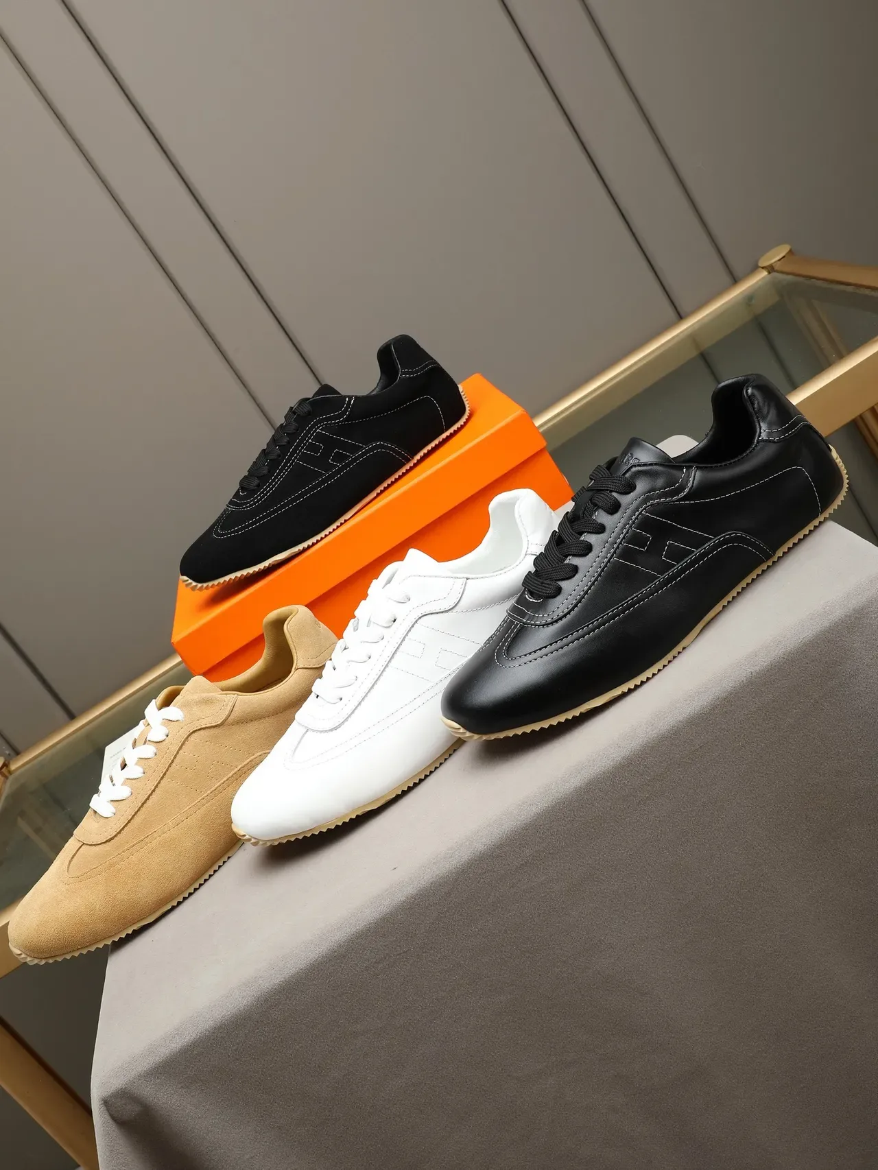 Zapatillas de ante negro y beige con costura blanca 2