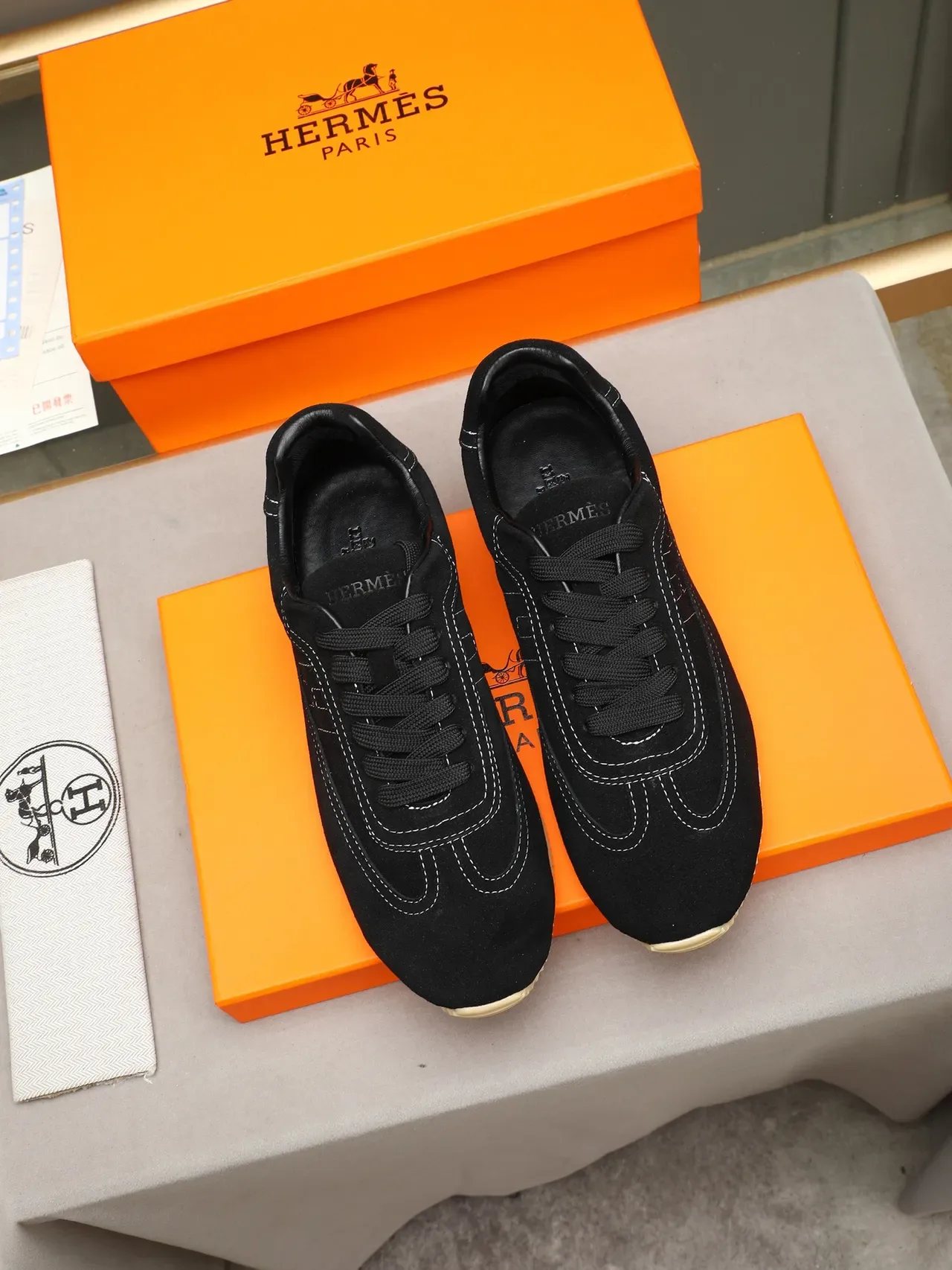 Zapatillas de ante negro y beige con costura blanca 3