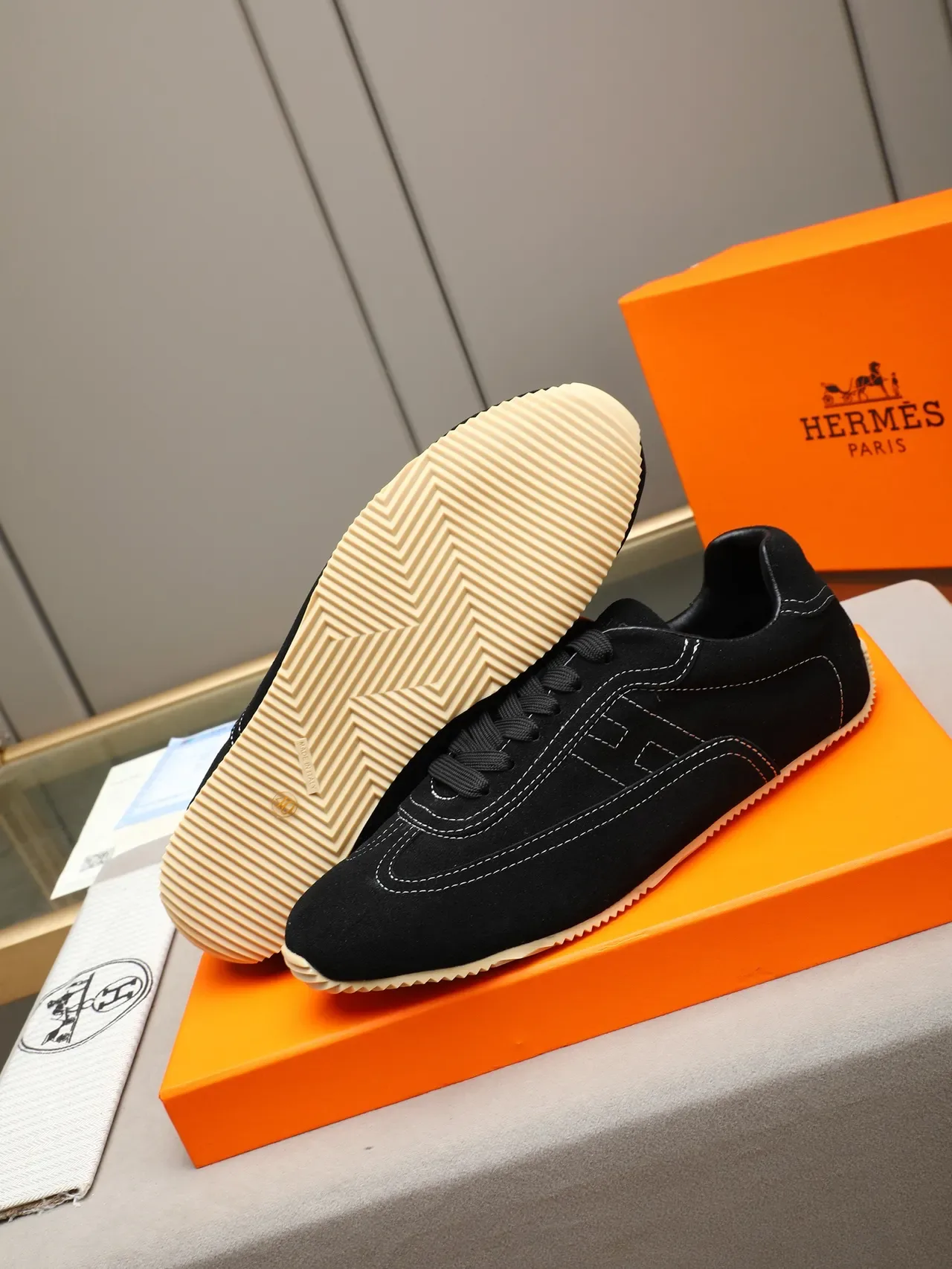 Zapatillas de ante negro y beige con costura blanca 5