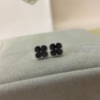Brincos com motivo de trevo em esmalte preto