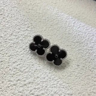 Pendientes de perno trébol de cuatro pétales esmaltados en negro