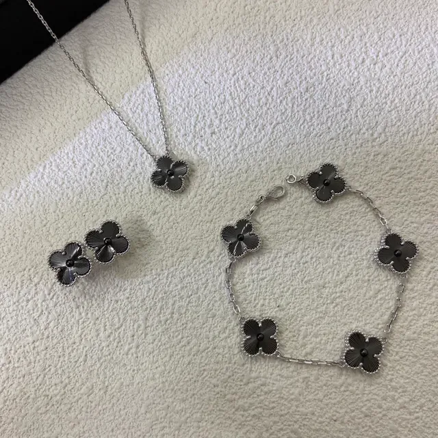 Brincos de perno trevo de quatro pétalas esmaltados em preto 2