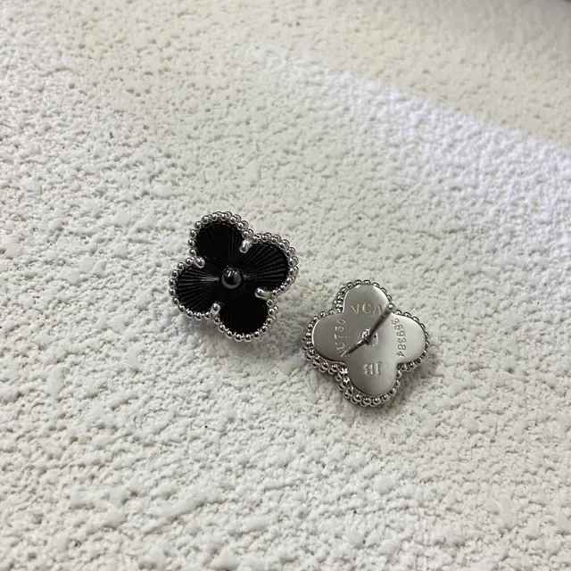 Brincos de perno trevo de quatro pétalas esmaltados em preto 3