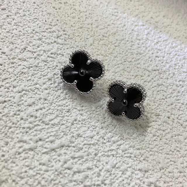 Brincos de perno trevo de quatro pétalas esmaltados em preto 4