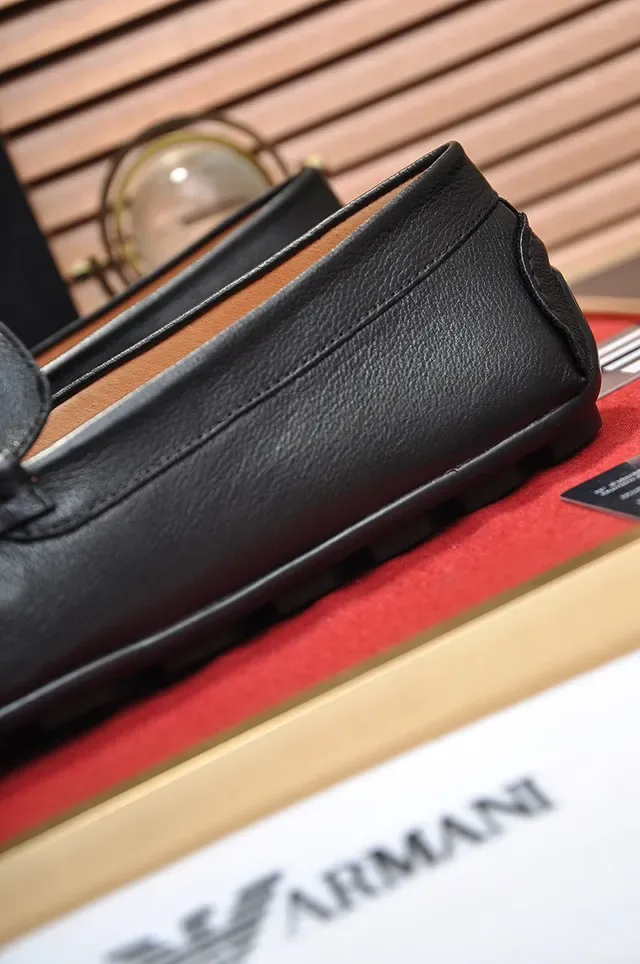 Loafer de Cuero Negro y Dorado con Correa de Hebilla de Metal 2