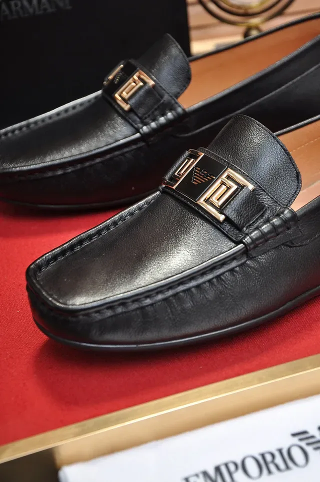 Loafer de Cuero Negro y Dorado con Correa de Hebilla de Metal 3