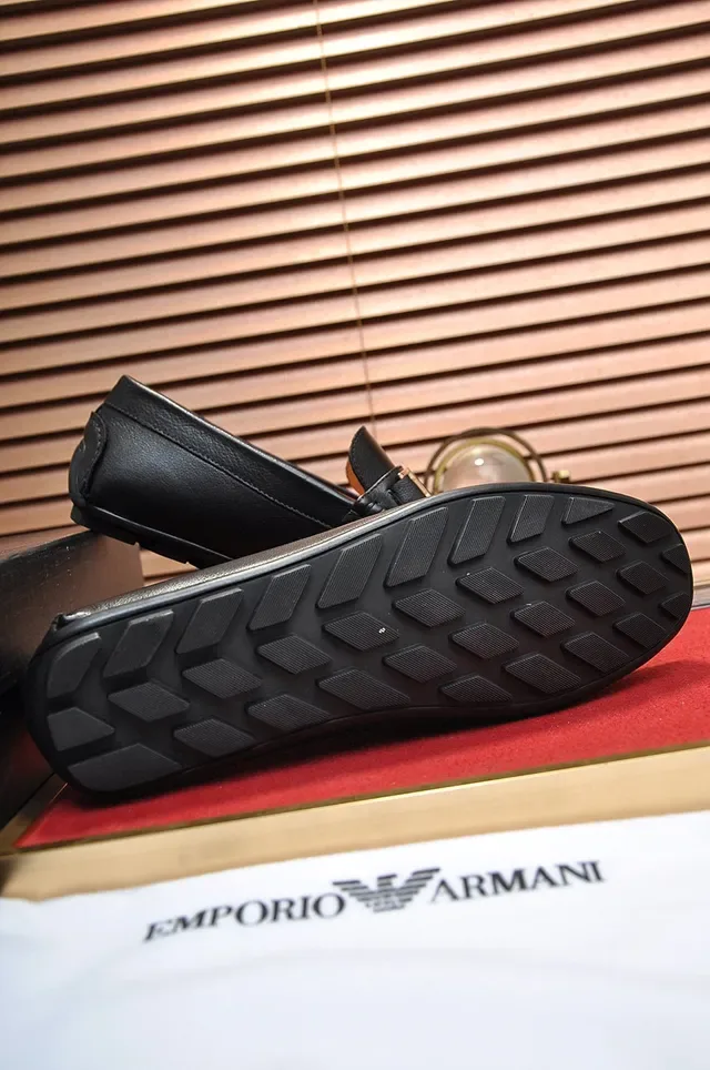 Loafer de Cuero Negro y Dorado con Correa de Hebilla de Metal 4