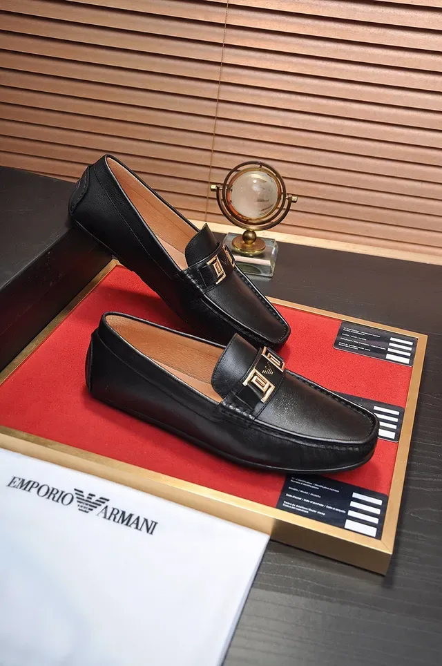 Loafer de Cuero Negro y Dorado con Correa de Hebilla de Metal 5