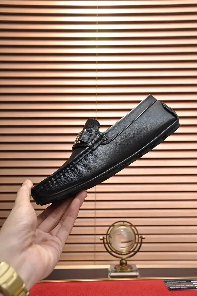 Loafer de Cuero Negro y Dorado con Correa de Hebilla de Metal 6