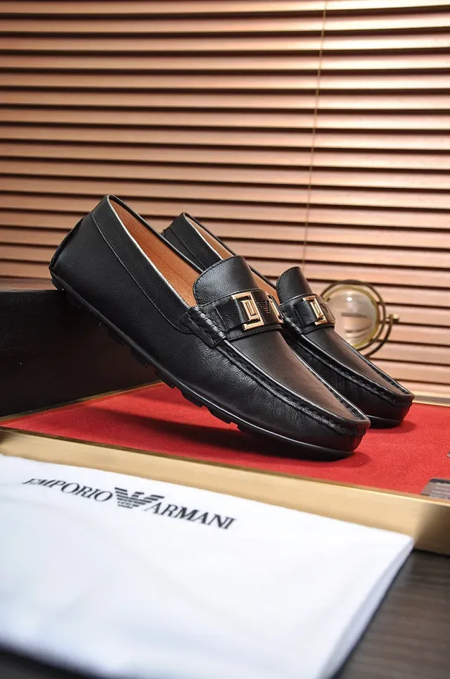 Loafer de Cuero Negro y Dorado con Correa de Hebilla de Metal 7