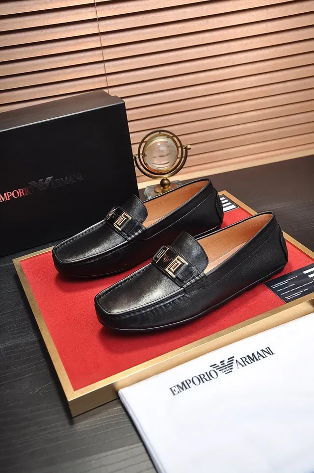 Loafer de Cuero Negro y Dorado con Correa de Hebilla de Metal 8