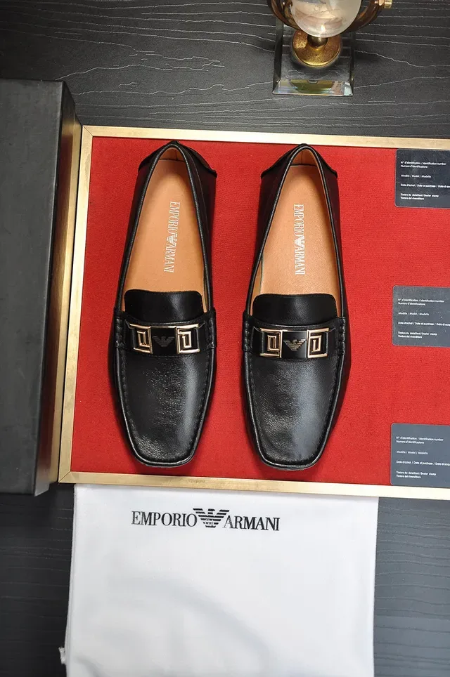 Loafer de Cuero Negro y Dorado con Correa de Hebilla de Metal 9