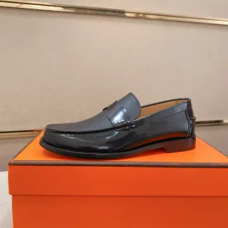 Moc-Toe Construction Loafer de cuero patentado y texturizado negro y gris