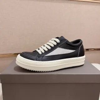 Zapatillas con suela de plataforma negra y gris y panel lateral contrastante