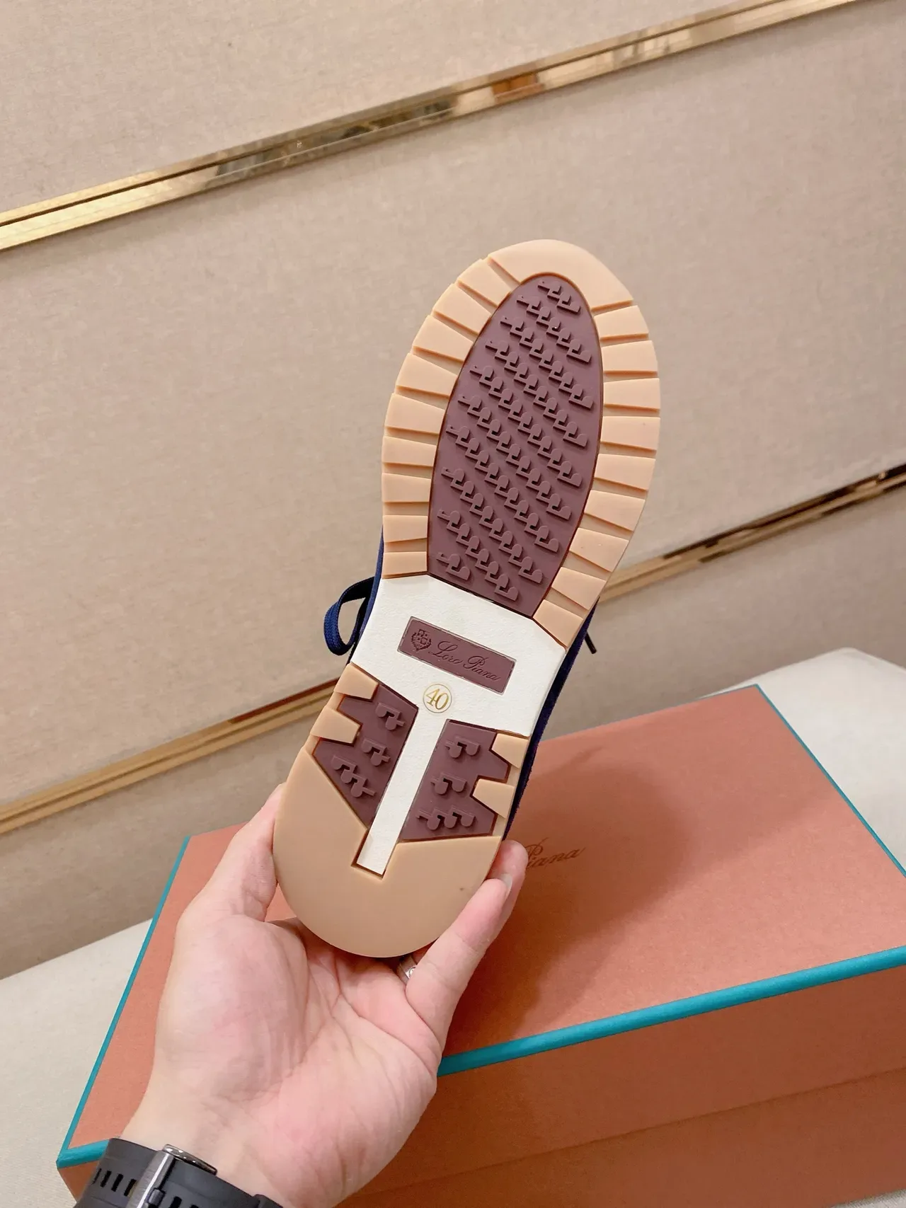 حذاء رياضي أسود وردي من سويد مع كاب مطاطي للأصابع 2