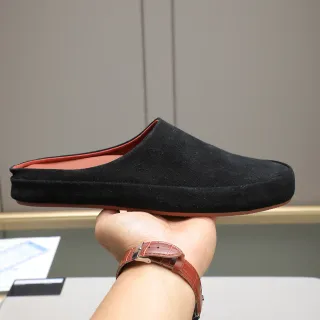 Sapatos de veludo preto e vermelho com calcanhar aberto