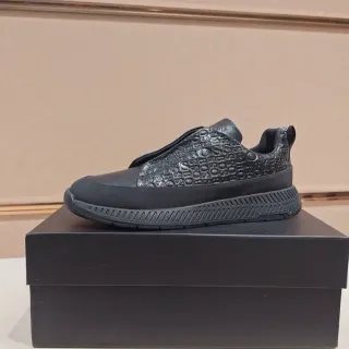 حذاء رياضي أسود slip-on مع الجزء العلوي مطبوع لوجو
