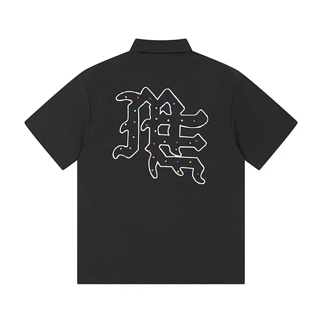 Camisa preta com zíper frontal e gráfico bordado 3