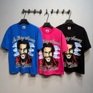 Camiseta azul y negra de cuello redondo con estampado gráfico