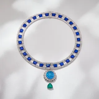নীল সবুজ বহু সারি কলার বর্গাকার-কাটা স্যাফায়ার মালা