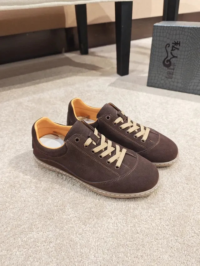 Zapatilla Casual de Ante Marrón con Cordones y Bajo 4