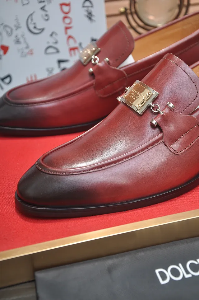 Mocassim en cuir bicolore bordeaux noir avec boucle métallique style mors de cheval 2
