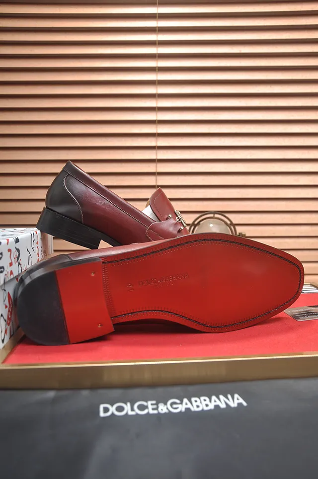 Mocassim en cuir bicolore bordeaux noir avec boucle métallique style mors de cheval 3