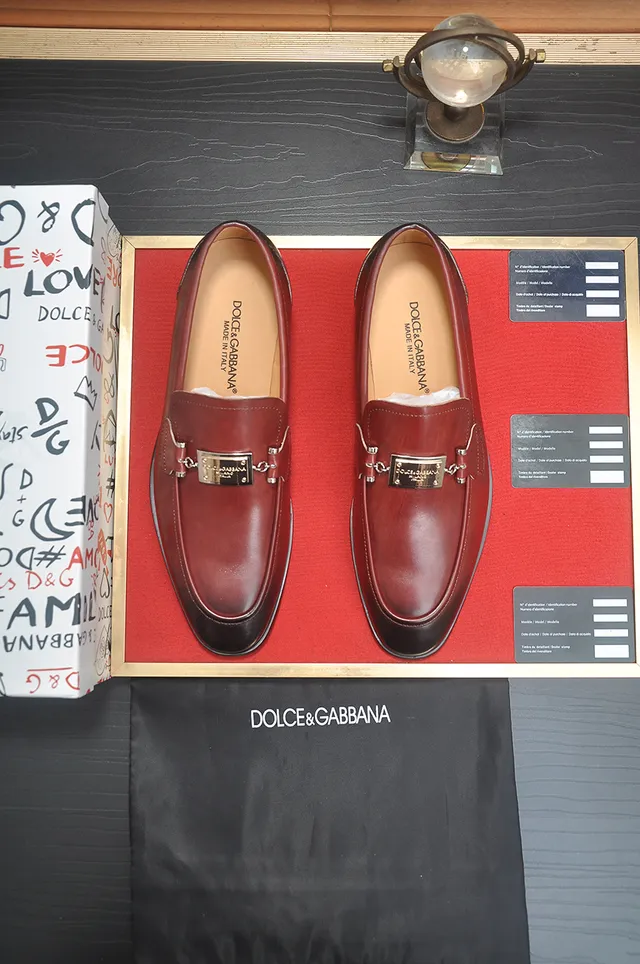 Mocassim en cuir bicolore bordeaux noir avec boucle métallique style mors de cheval 5